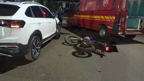 O acidente ocorreu na Avenida Costa e Silva, envolvendo uma motocicleta Bros 150 e um Volkswagen Nivus