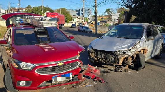Peugeot com placas de Canoas teria invadido via em alta velocidade e bateu de frente com Onix de empresa