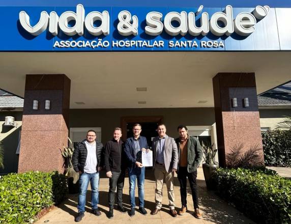 Recepcionados pelo presidente do HVS, Sidnei Strejevitch e pelo diretor de infraestrutura Rodrigo Calixto, o grupo recebeu o agradecimento do Presidente pela destinação do recurso.