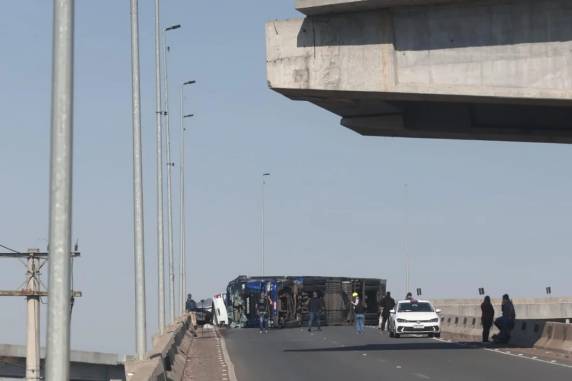 Acidente com cegonheira aconteceu na pista de quem vai de Eldorado do Sul em direção ao Litoral Norte; trânsito está sendo desviado para o Centro da Capital