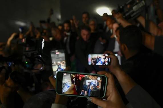 Ministro Alexandre de Moraes cobrou explicações após o ex-presidente, proibido de se manifestar nas redes, posar para fotos com tornozeleira e dar declarações que foram amplamente divulgadas online