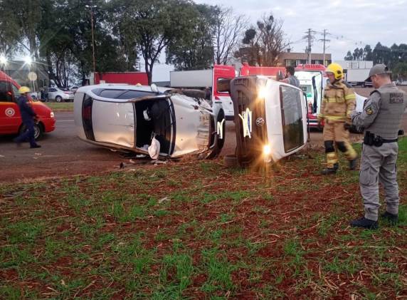 Apesar da força do impacto e dos danos materiais nos veículos, que tombaram ao lado da pista após a colisão, não houve registro de feridos.