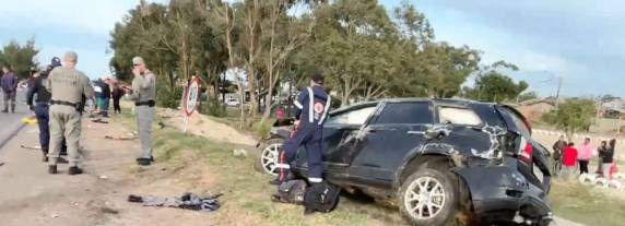 As vítimas fatais foram um dos ocupantes da caminhonete e o condutor da motocicleta, que trabalhava como motoboy.