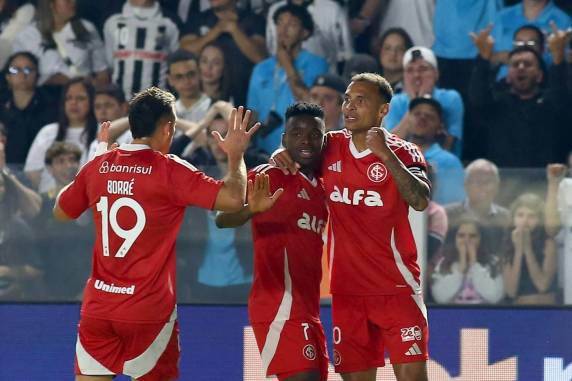 Carbonero e Borré marcaram na primeira vitória colorada fora de casa na atual edição da competição; Barreal descontou para os donos da casa