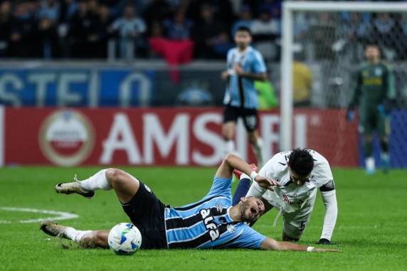 Com empate em 1 a 1, gols de Gustavo Martins e Barcos, Tricolor não conseguiu reverter derrota no jogo de ida no Peru
