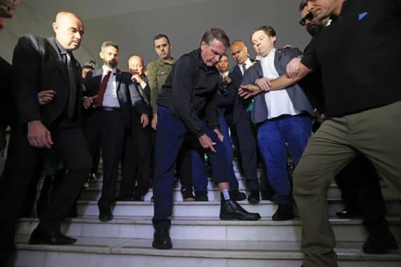 Ministro do Supremo Tribunal Federal (STF) determinou que a defesa do ex-presidente explique uso de redes sociais