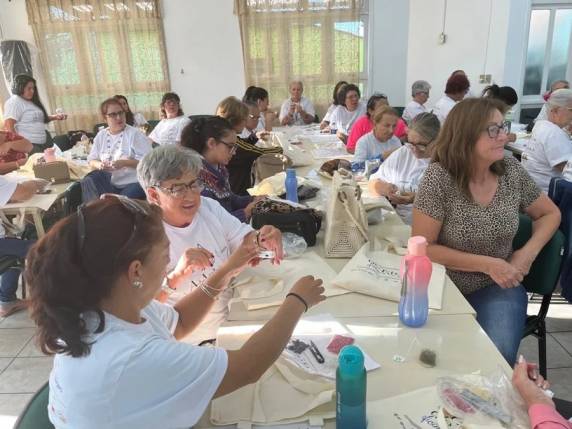 Iniciativa patrocinada pela John Deere chega a Horizontina para transformar vidas de mulheres por meio do bordado em pedrarias