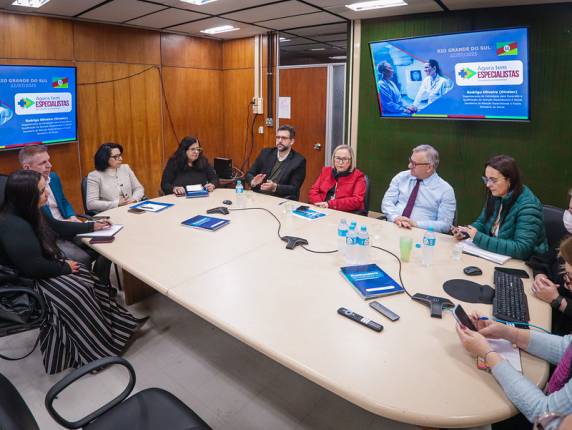 Uma das reuniões tratou sobre o Programa Mais Especialistas, contando com a representação do Ministério da Saúde.