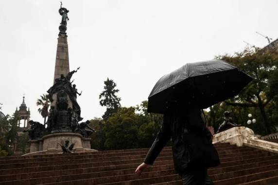 A expectativa é de pancadas mais fortes durante a madrugada e a manhã de domingo, acompanhadas de ventos, raios e até granizo