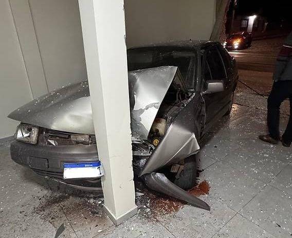 Por razões ainda desconhecidas, o motorista perdeu o controle da direção, subiu no passeio, quebrou a vidraça de entrada da sala e colidiu contra um pilar da estrutura.