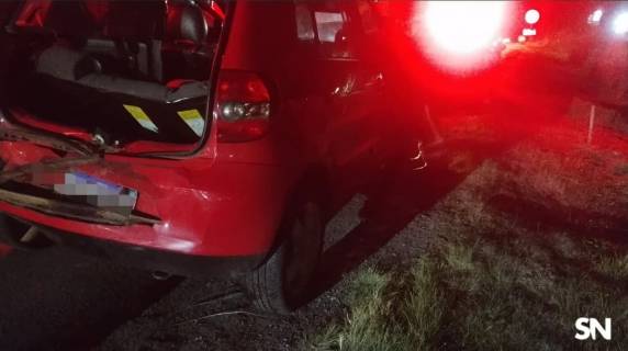 A condutora de um Fox, de 23 anos, foi socorrida e encaminhada ao Hospital Tacchini.