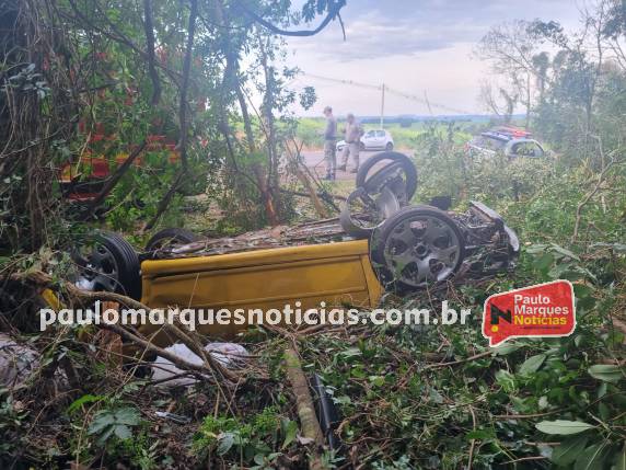 O acidente foi registrado na manhã deste sábado (26), mas os indícios apontam que a ocorrência pode ter acontecido ainda durante a noite ou madrugada.