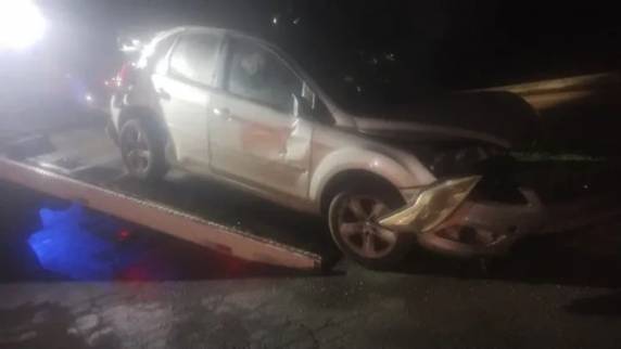 A vítima foi retirada das ferragens e encaminhada ao Hospital São Pedro, em Garibaldi, com ferimentos graves.
