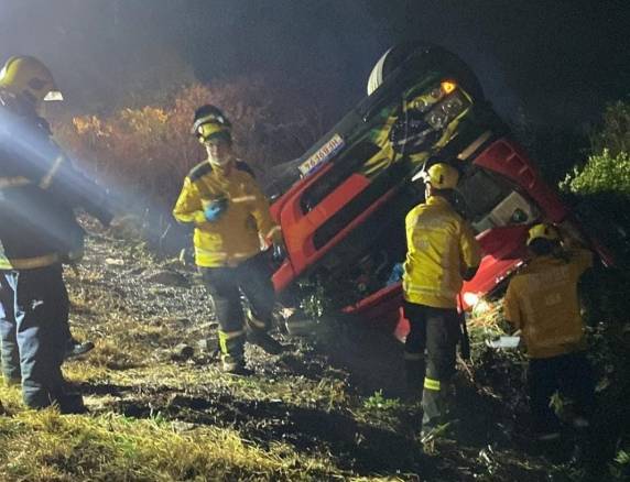 Colisão entre caminhão-cegonha e carro de Passo Fundo mobilizou equipes de resgate na noite do sábado (26)