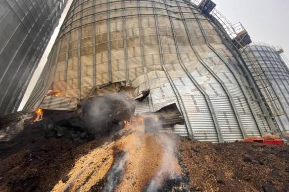 Comando Ambiental da Brigada Militar multou empresa por operar sem licença ambiental e descartar resíduos contaminantes no solo, com formação de chorume, diz polícia. Responsável foi levado à delegacia para prestar esclarecimentos