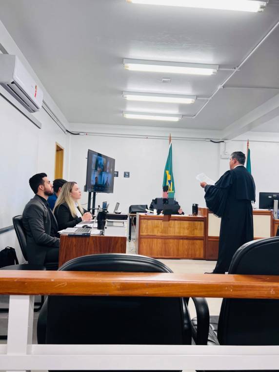 O julgamento será realizado no Salão do Júri da Comarca de Três de Maio (RS), sob a presidência da juíza Jaqueline Santos Silva.