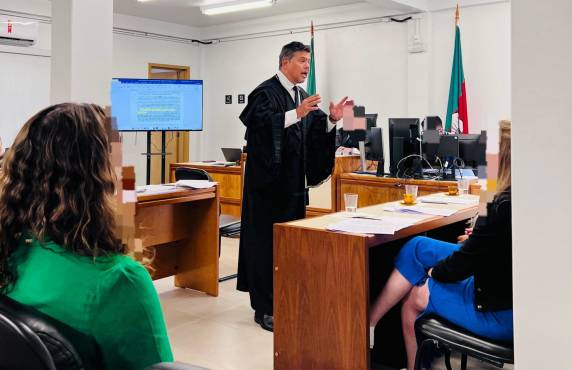 O julgamento será realizado no Salão do Júri da Comarca de Três de Maio (RS), sob a presidência da juíza Jaqueline Santos Silva.