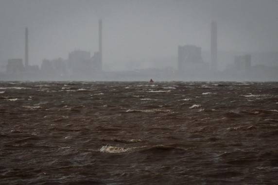 Com rajadas de até 102 km/h, prefeituras das regiões Central, Litoral e Sul já relataram problemas à Defesa Civil