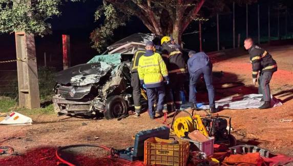 Colisão entre carro e ônibus ocorreu na Rodovia Antonio Darós, no bairro São João; vítima teve o óbito confirmado no local