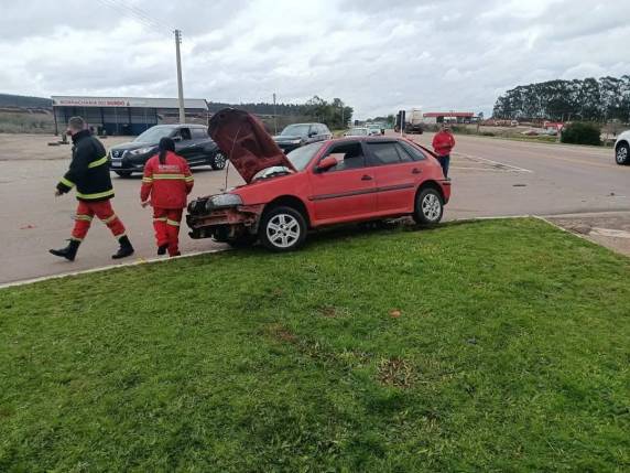 tragédia ocorreu quando um dos carros, que vinha de São Gabriel em direção a Porto Alegre, colidiu com o outro, que realizava a travessia da rodovia.