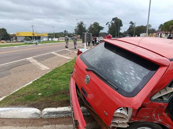 tragédia ocorreu quando um dos carros, que vinha de São Gabriel em direção a Porto Alegre, colidiu com o outro, que realizava a travessia da rodovia.
