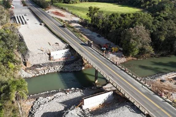 Trabalho de içamento de vigas ocorre na ponte sobre o Rio Porongos, na altura do km 222