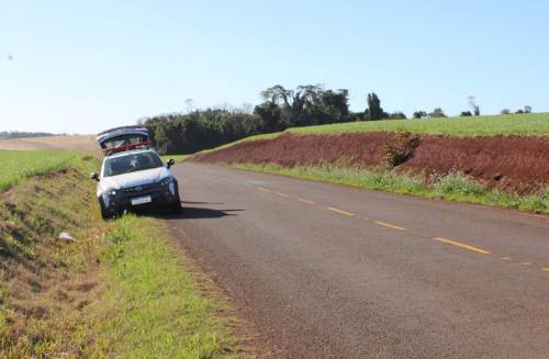 Acidente ocorreu por volta das 15h desta terça-feira (29) próximo à divisa entre os dois municípios
