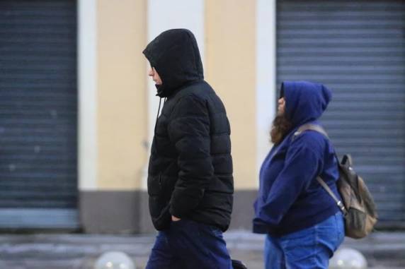 O ciclone extratropical segue em alto-mar e perde intensidade. Já a presença de uma massa de ar polar sobre o Estado mantém as temperaturas baixas