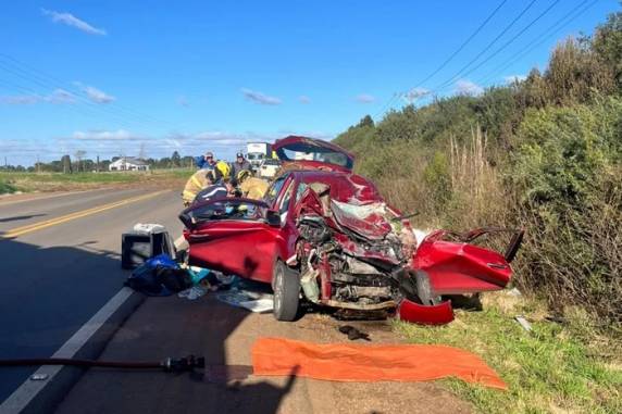O fato ocorreu na tarde desta terça-feira (29), após uma bolsa de feno ter caído de um caminhão sobre o veículo da vítima, que foi hospitalizada