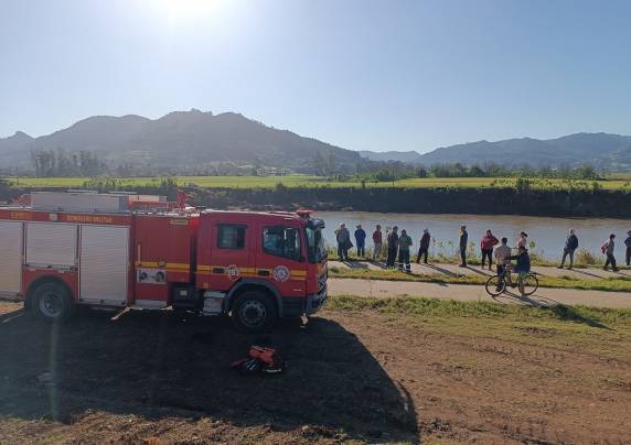 Vítima é Ernani Feil (71) que perdeu o controle do carro em uma curva e parou dentro do Forqueta