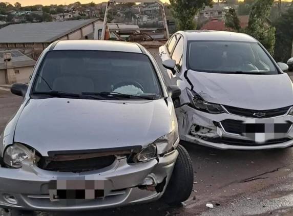 A colisão envolveu um Chevrolet Cruze e um Chevrolet Corsa, que bateram de forma frontal enquanto um dos veículos realizava uma conversão para uma rua lateral.