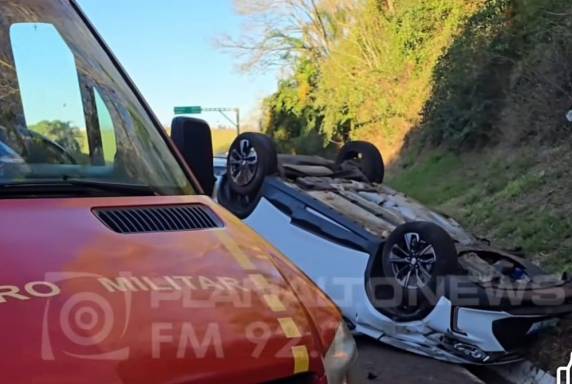 Colisão aconteceu próximo ao antigo pedágio; veículos sofreram danos significativos