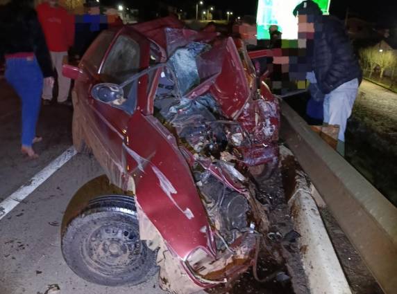 O condutor do carro, cuja identidade ainda não foi divulgada oficialmente, não resistiu aos ferimentos e veio a óbito no local.