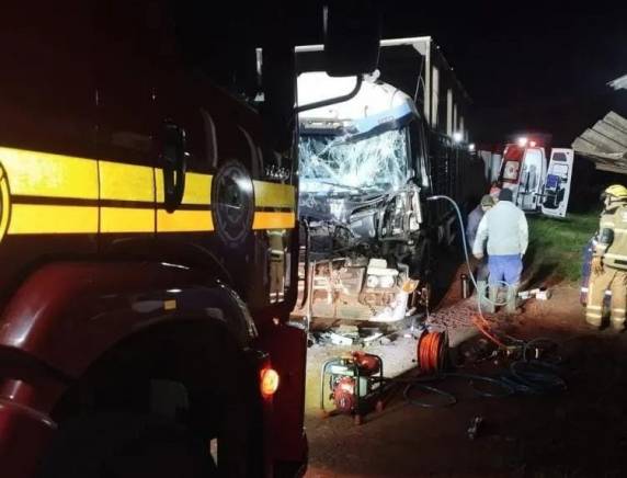 O condutor outro caminhão envolvido no acidente, um Volvo VM 330, não se feriu e permaneceu no local.