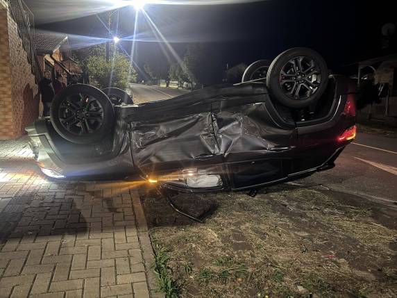 Apesar da gravidade do acidente, tanto a condutora do Jeep quanto o motorista do Cruze estavam sozinhos nos veículos e não se feriram.