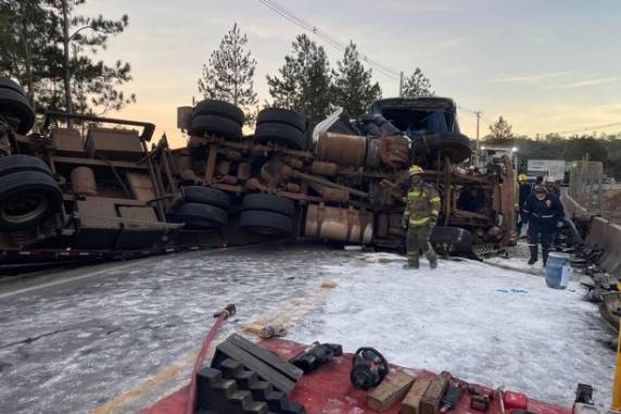 Colisão envolveu um caminhão e um ônibus de excursão
