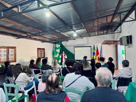 Além de informativo, o encontro foi pensado para acolher com carinho o público presente. Ao final, os participantes receberam um lanche e um mimo simbólico como forma de incentivar uma alimentação saudável no dia a dia.