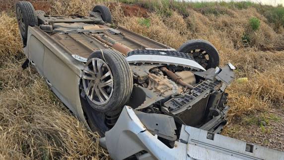 Motorista sofreu ferimentos leves após perder o controle do carro em uma curva; veículo ficou destruído