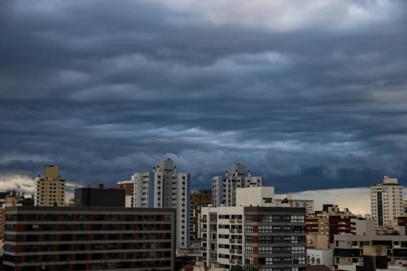 Intensificação de uma área de baixa pressão e o avanço de uma nova frente fria irão ampliar as zonas de instabilidade ainda na manhã de sábado