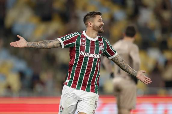 Everaldo marcou o gol da vitória do time carioca no Rio de Janeiro. Resultado aumenta pressão sob Mano Menezes antes de jogo contra o Sport, domingo, na Arena