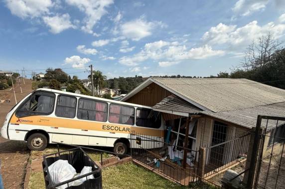 Veículo estava estacionado na rua Major Cândido Cony e também atingiu um carro