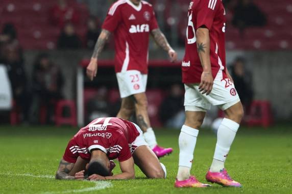 Colorado vai à campo com time alternativo e novo esquema, mas não consegue evitar 2 a 1 do Tricolor Paulista