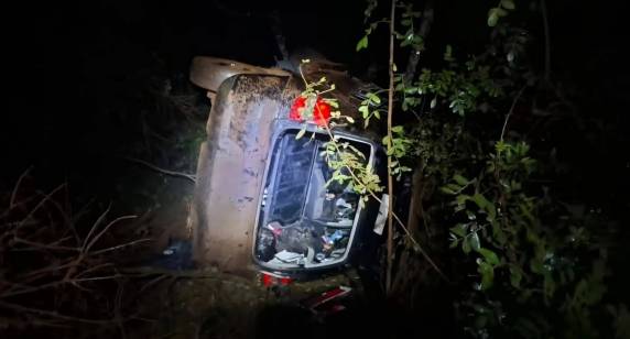 Casal e criança de 9 anos foram encaminhados ao Hospital de Clínicas após capotamento