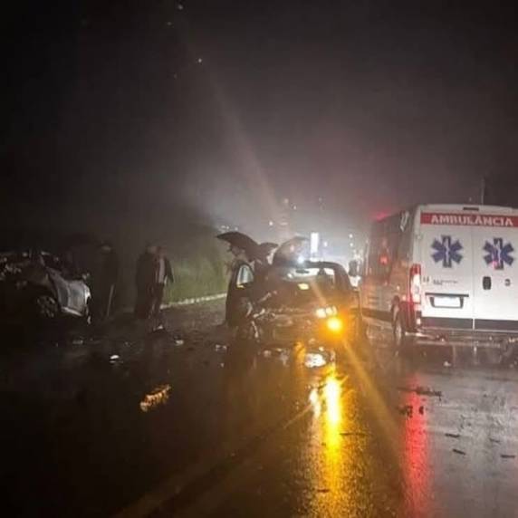 Segundo informações preliminares, o Corolla teria se chocado inicialmente contra a carreta, perdendo o controle e colidindo em seguida com os outros dois veículos.