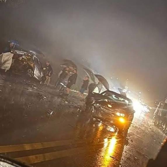 Segundo informações preliminares, o Corolla teria se chocado inicialmente contra a carreta, perdendo o controle e colidindo em seguida com os outros dois veículos.