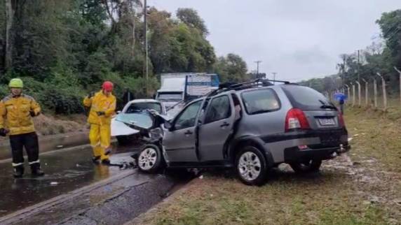 Um homem ficou preso às ferragens na rodovia SC-484; quantidade de ambulâncias na região não conseguiu atender as múltiplas vítimas do acidente.