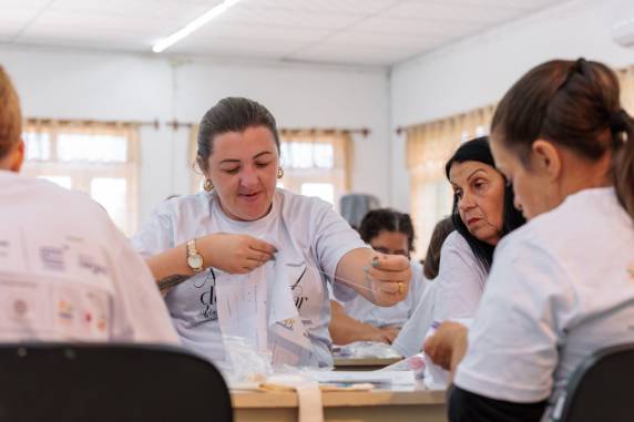 O curso  com a renomada Designer de Bordados Fernanda Nadal, é uma niciativa patrocinada pela John Deere e chega a Horizontina para transformar vidas de mulheres por meio do bordado em pedrarias