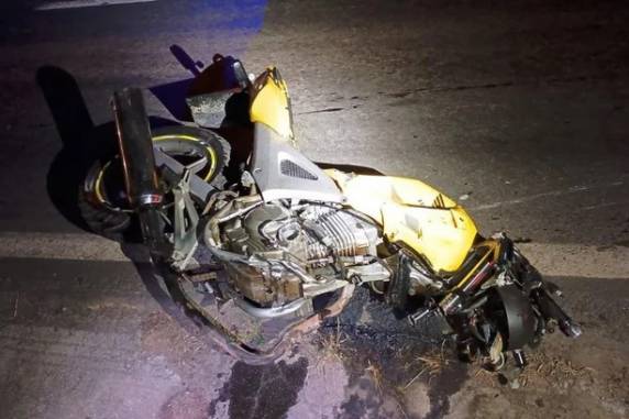 Colisão entre dois carros e uma moto aconteceu na BR-491; uma van ainda atingiu pessoas que prestavam socorro no local
