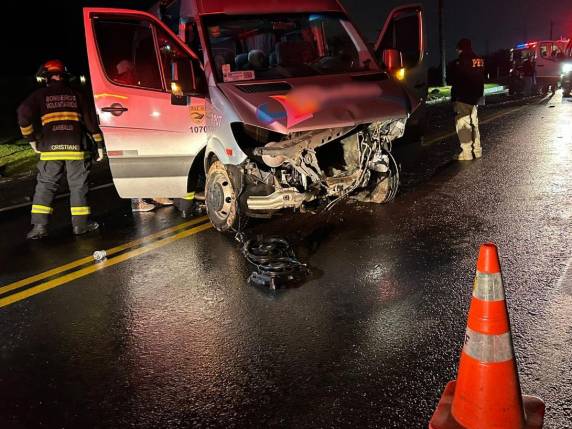 A colisão envolveu uma van de transporte de passageiros e um automóvel modelo Prisma.