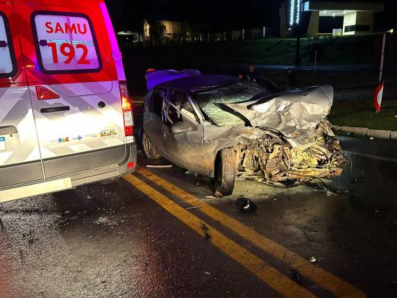 A colisão envolveu uma van de transporte de passageiros e um automóvel modelo Prisma.